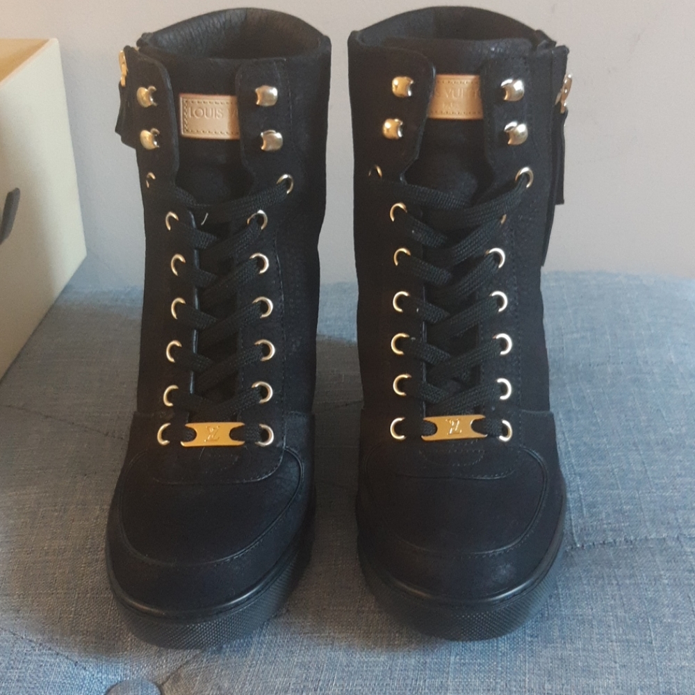 Sneaker wedge shoes.
